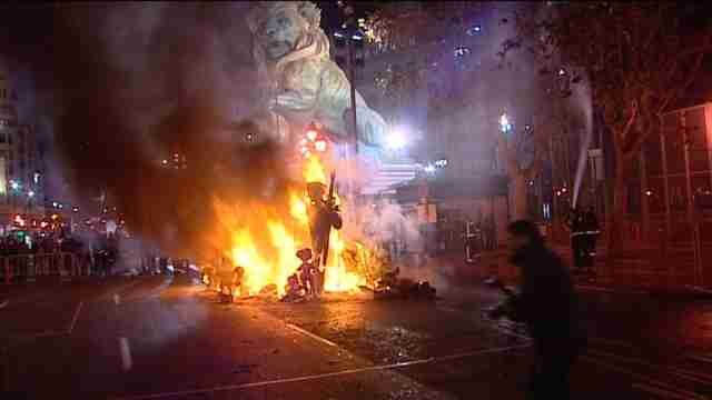 Valencia quema sus Fallas contra el viento