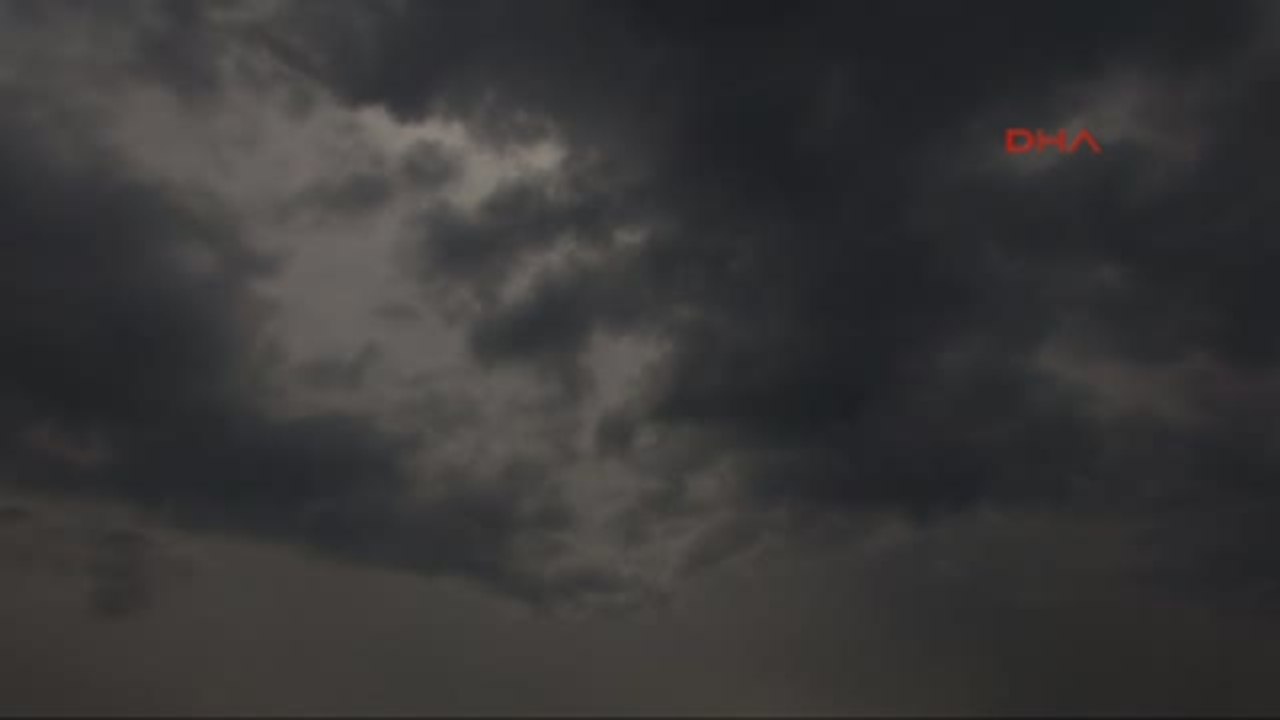 Kocaeli'de Parçalı Güneş Tutulması Kamera Objektifinin Önüne Film Koyularak Böyle Görüntülendi Ek