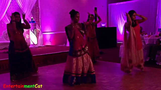 Balam Pichkari jo Tu Ne Mujhy Mariii - Desi Girls Dance On Wedding