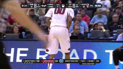 NCAA - En plein match, Rashad Madden tente d'envoyer sa chaussure vers son banc