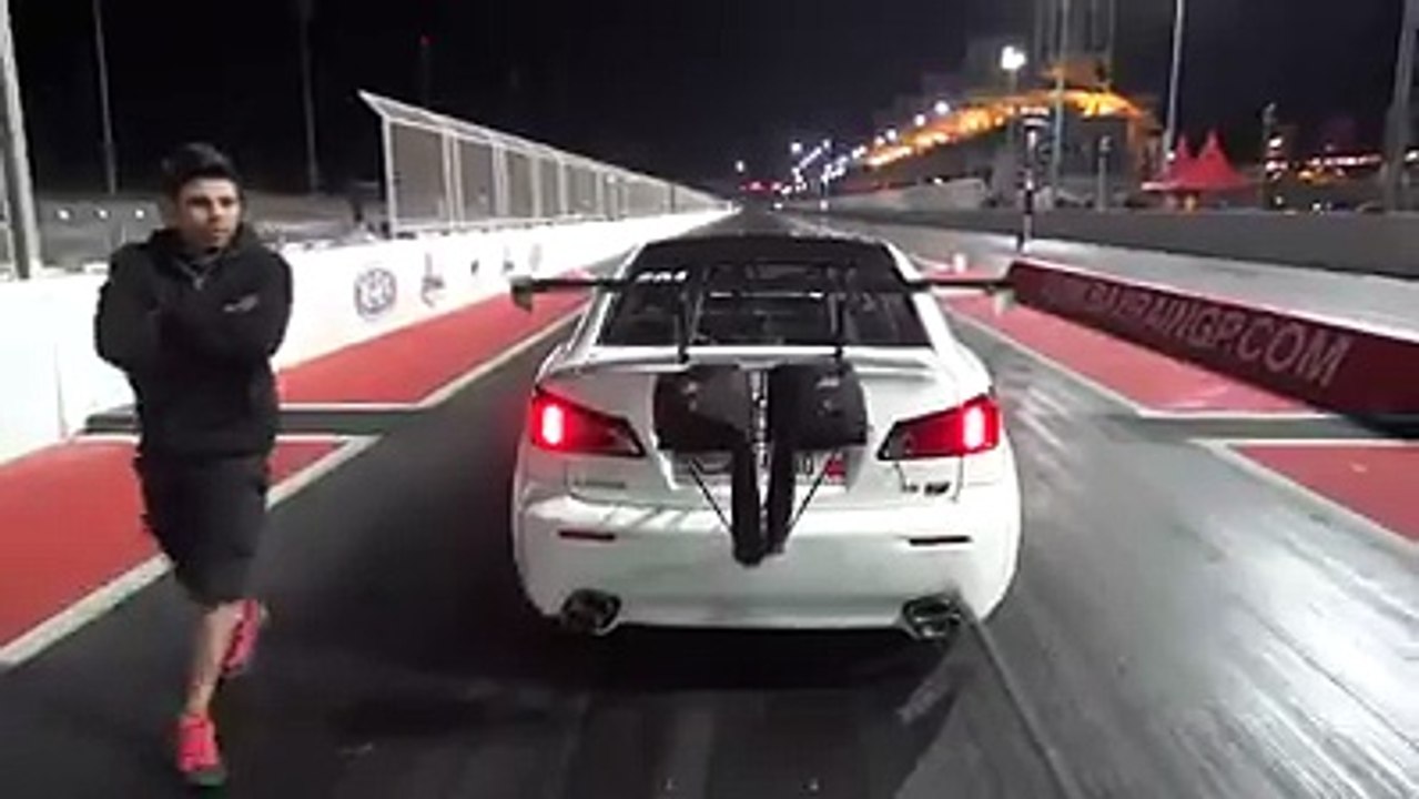Voiture de course prend son envol et saute une barrière...