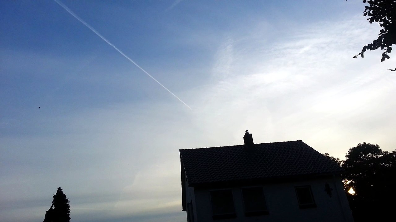 airplanes clearly making fake clouds and darkening the sun and sky