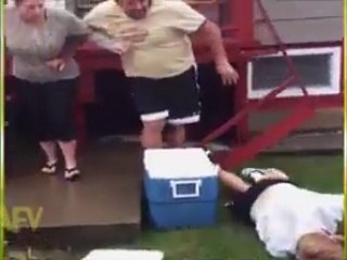 برف کی ٹوکری اپنے پر الٹائیں ۔۔ مگر ایسے نہیں ۔۔ بہت مزے دار ویڈیو