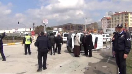 Otomobil, Polis Aracına Çarptı: 3 Yaralı