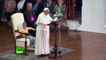Clamoroso: bimbo si siede sulla poltrona del Papa. Guardate la reazione di papa Francesco