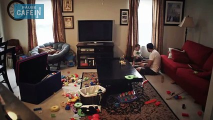 maman travaille l'après midi et ce père est seul à la maison avec son bébé