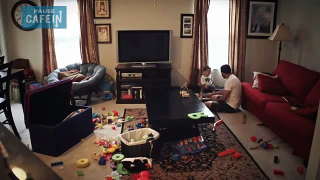 maman travaille l'après midi et ce père est seul à la maison avec son bébé