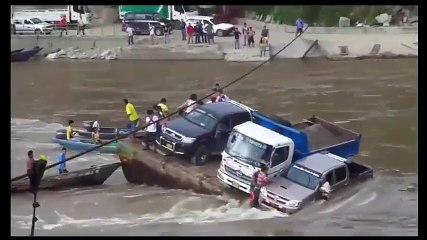 دیکھیں سامان غلط طریقے سے لوڈ کرنے پر کتنا بڑا حادثہ ہو گیا