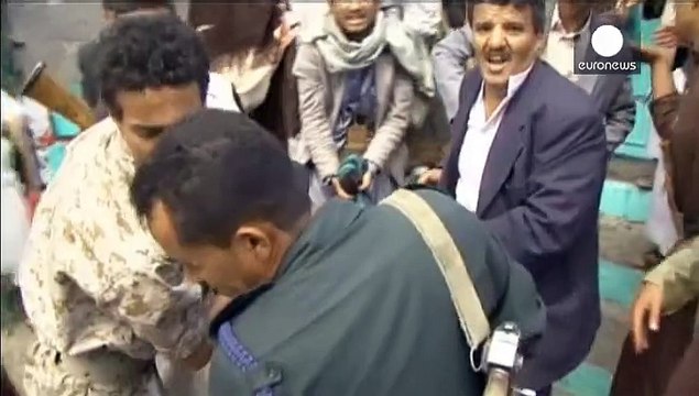 Yemen, decine di vittime a Sanaa in un triplice attentato suicida a due moschee Huthi