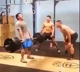 Un homme en pleine séance de musculation se fait ridiculiser par une femme !