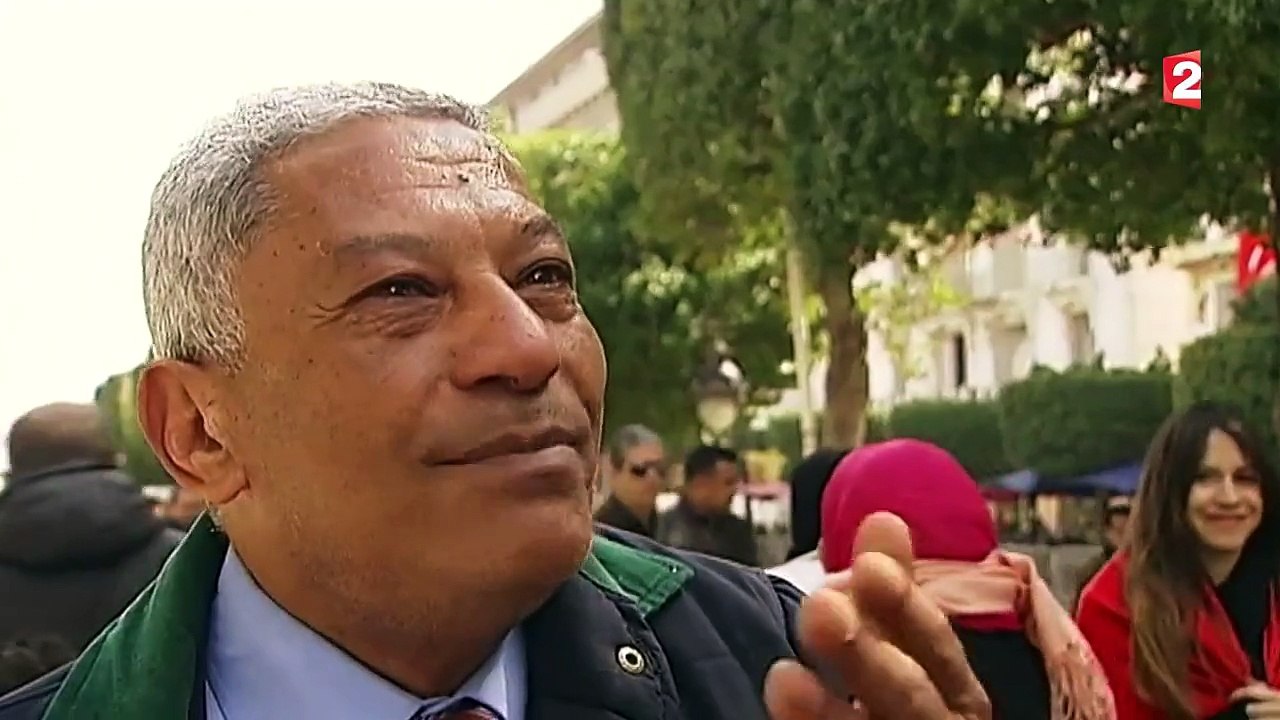 Attentat à Tunis : les Tunisiens rendent hommage aux victimes