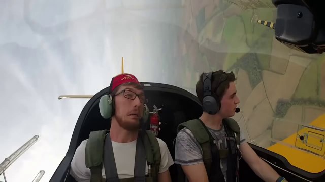 Il embarque ses amis dans un avion de voltige