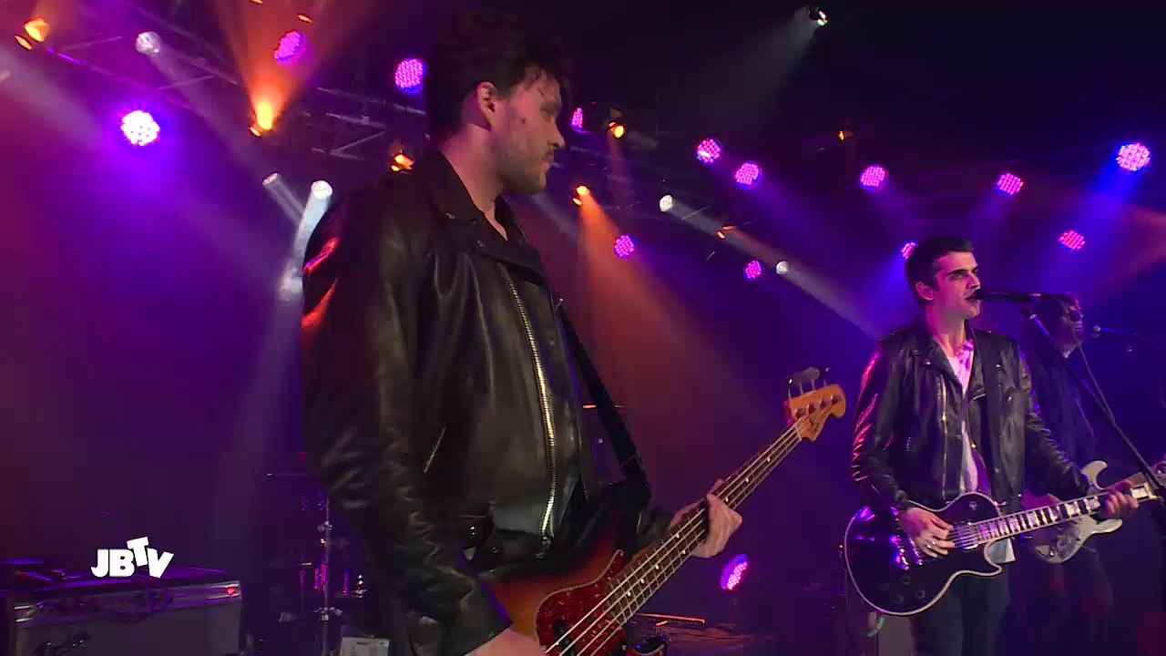 DARK WAVES - I Dont Wanna Be In Love