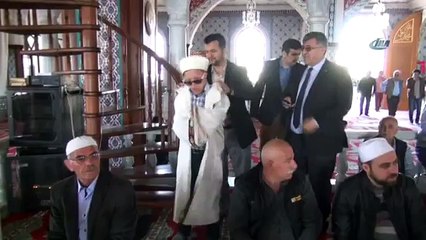 Konuşamayan down sendromlu genç ezan okudu