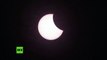 Un avión pasa volando con el eclipse solar de fondo y se vuelve viral