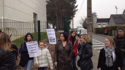 Manifestation de parents à Jules-Renard