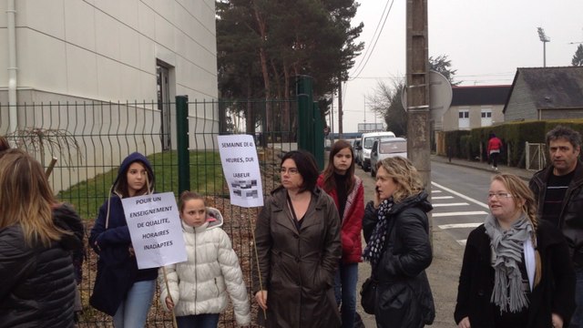 Manifestation de parents à Jules-Renard