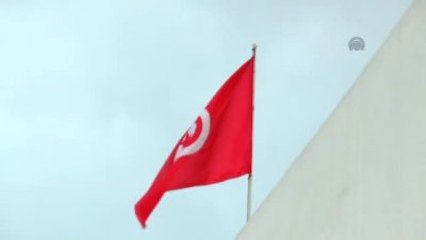 Fransa İçişleri Bakanı Cazeneuve Tunus'ta