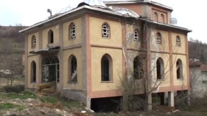 İbadete Kapalı Olan Camiye Konulan Samanlar Kaldırıldı