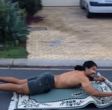 Ce prendre pour Aladdin sur son tapis volant!