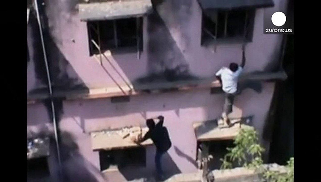 India: familiares trepan por las escuelas para ayudar a sus allegados a copiar en los exámenes