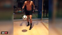 Neymar haciendo malabares en calzones