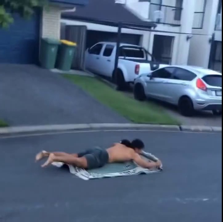 Un homme se déplace avec son tapis volant