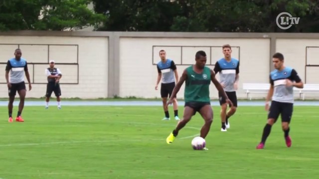 Jobson tira muita onda com linda caneta em treino do Botafogo