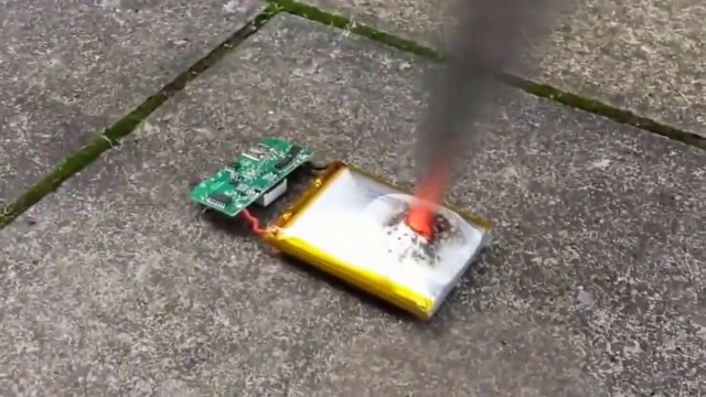 Cep Telefonu Bataryasına Bıçak Batırmak! Batarya Alev Alıyor