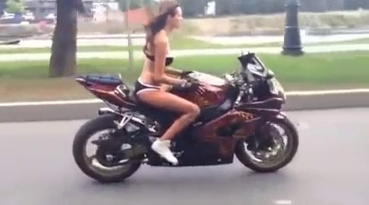 Filles sexy sur des motos