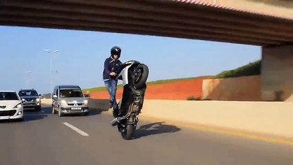 Roue arrière en T-Max sur l'autoroute