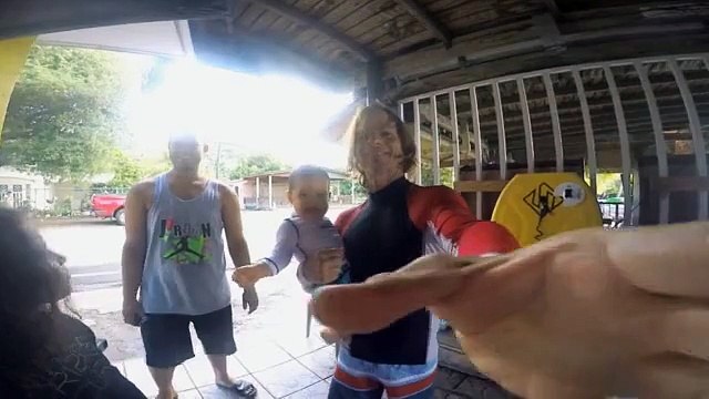 Âgé de Seulement 9 Mois ce Bébé fait du Surf avec son Pere