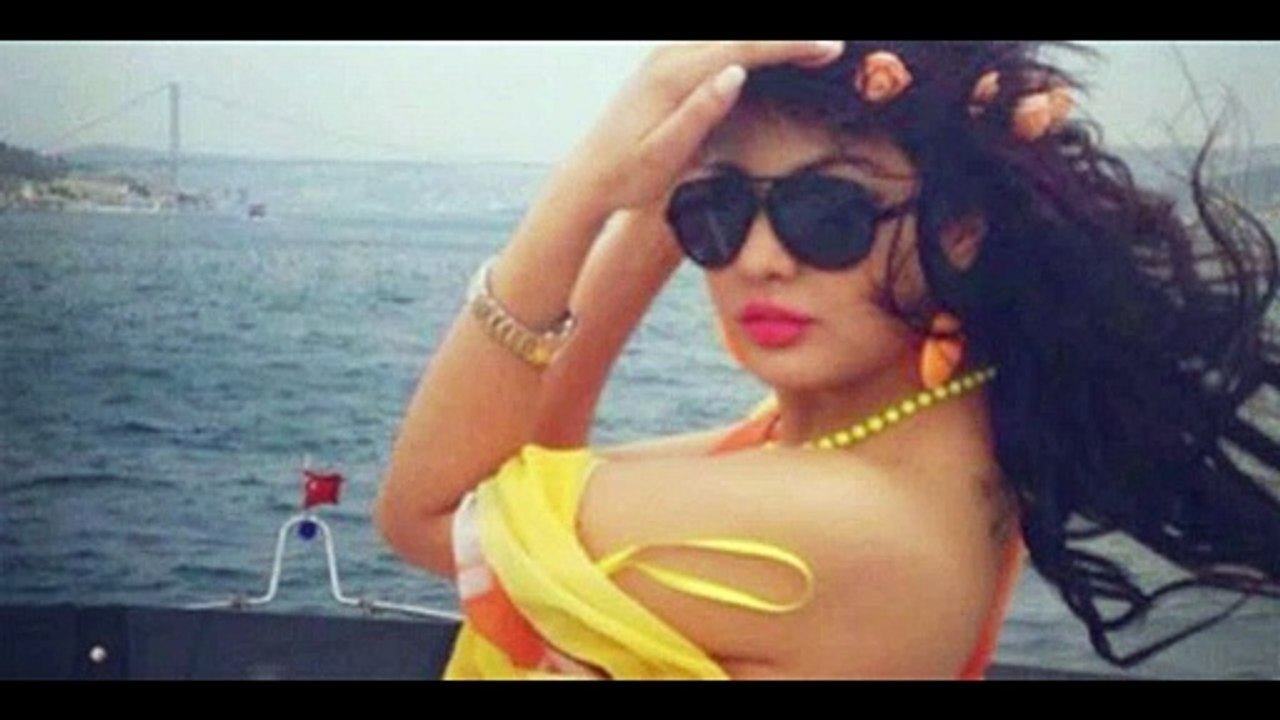 إبتسام تسكت تتباهى بوشمها على ظهرها