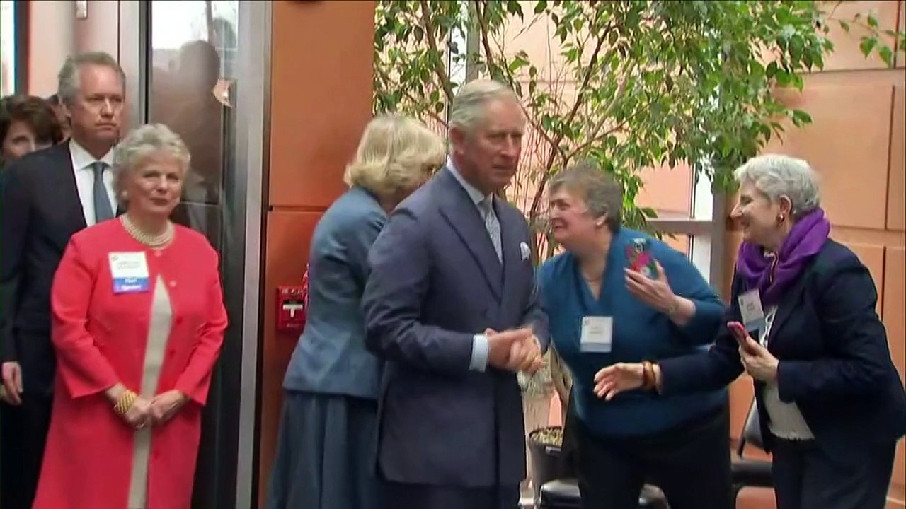 Charles e esposa Camilla visitam Louisville