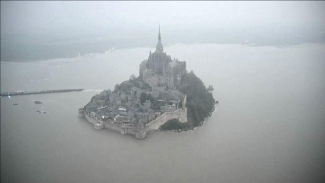 Marée du siècle : le Mont-Saint-Michel redevient une île pour quelques minutes