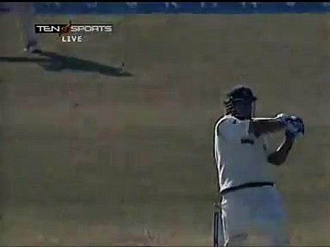 Shoaib Akhtar Attacking Bowling to MS Dhoni (2006)