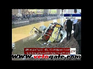 محاولات لإنقاذ حافلة بعد سقوطها بترعة المريوطية