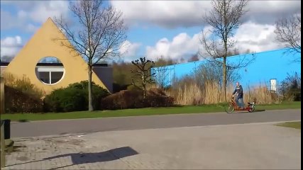 Almanya'da geliştirilen bu bisikleti hareket ettirmek için pedal çevirmek yerine yürümek gerekiyor.