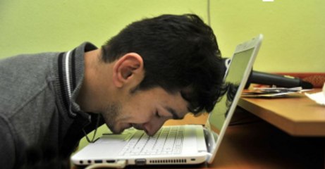 Engelli Genç Ayağıyla Fareyi, Burnuyla Klavyeyi Kullanıp Hayatını Yazdı