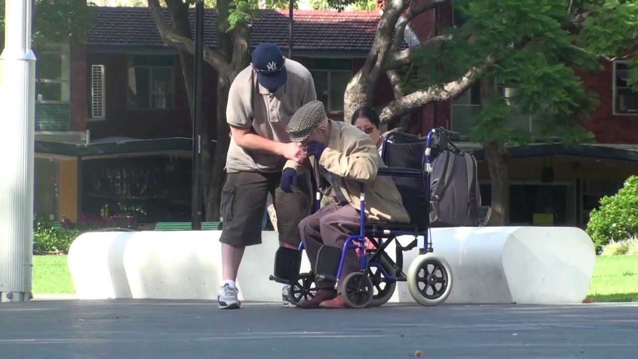 Un papi fait du Breakdance et surprend les passants