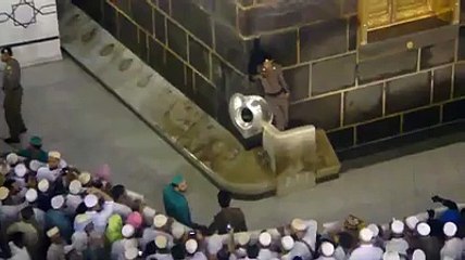 Security guard allowing a child to kiss Hajarul Aswad