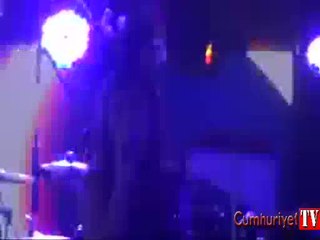 Demet Akalın sahnede ağzını bozdu