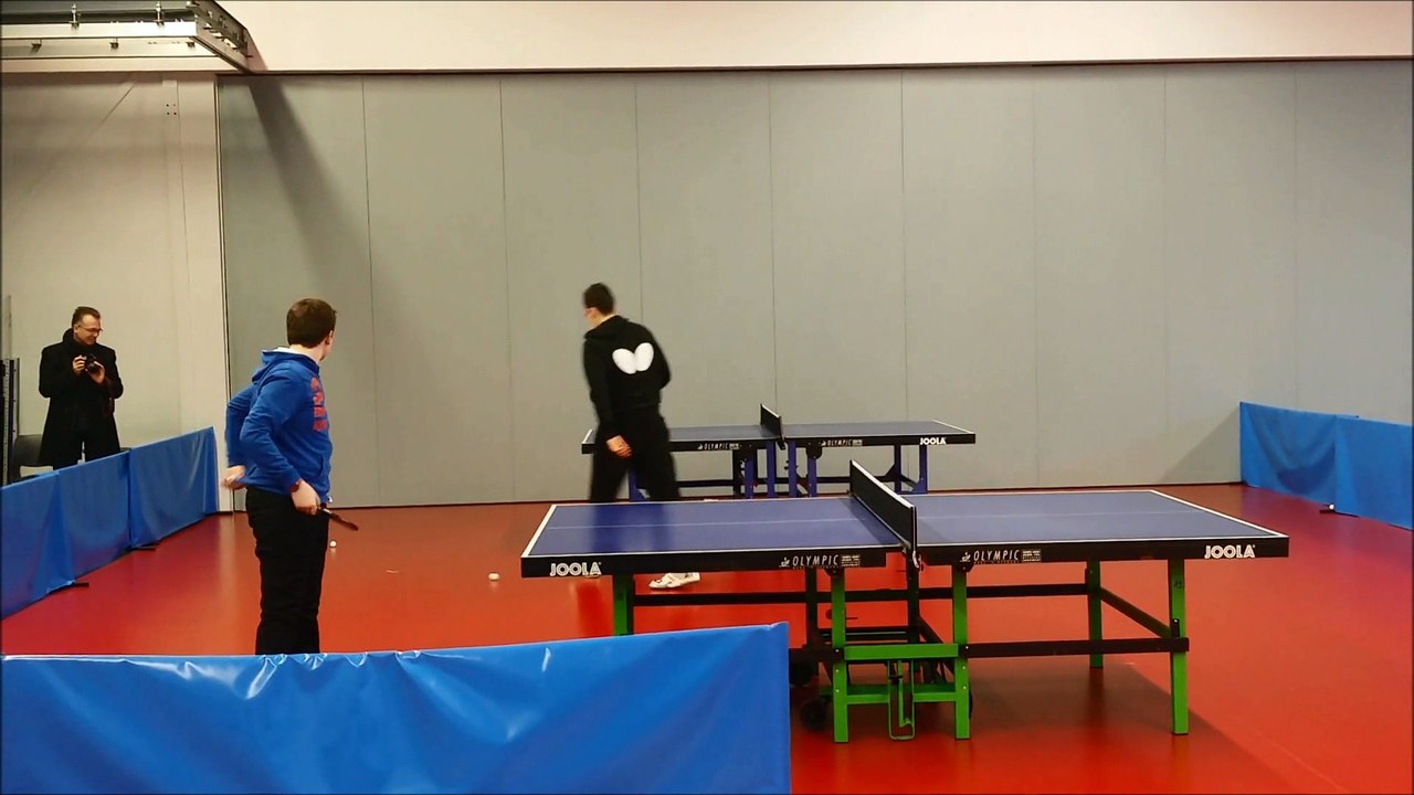 Aurélien à l'echauffement avec Adrien Mattenet dans la salle du TTB (Merci JB)