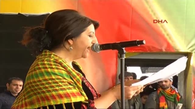 Diyarbakır'da Nevruz Coşkusu Ek Milletvekili Pervin Buldan Öcalan'ın Nevruz Mesajını Kürtçe Okudu -2