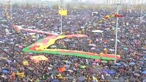 Diyarbakır'da Nevruz Coşkusu-4 Pervin Buldan Öcalan'ın Mesajını Kürtçe Okudu
