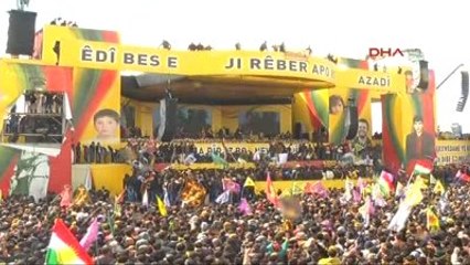 Скачать видео: Diyarbakır'da Nevruz Coşkusu - Sırrı Süreyya Önder Öcalan'ın Nevruz Mesajını Türkçe Okudu -1