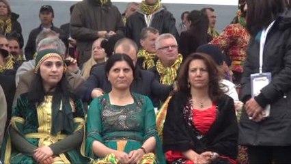 Diyarbakır'da Nevruz Coşkusu Ek Detaylar Meydanda Halaylar Çekildi