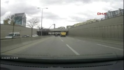 Yolda 'Makas' Atarak Giden Araç Böyle Kaza Yapt