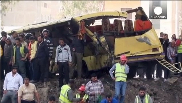Egitto, autobus precipita dal ponte: almeno 35 morti