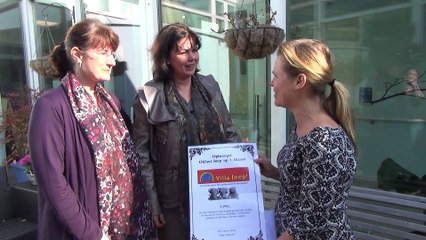 Olifant Joep ontvangt cheque - Careyn 't Akcent / Brielle 2015